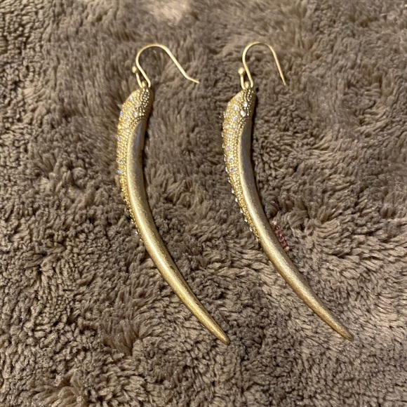 Elegant Gold Tone Horn Earrings❤️ - Picture 2 of 3